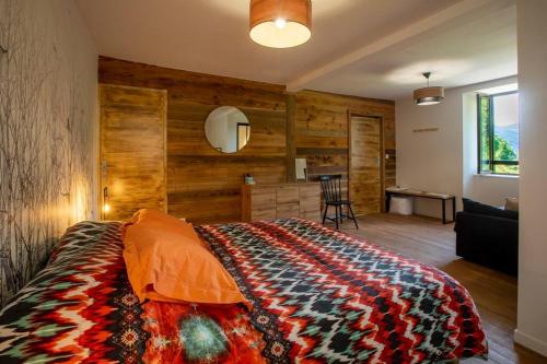 une chambre avec un grand lit dans une pièce dans l'établissement Gîte d'AURE. Classé en meublé 4 étoiles., à Cazaux-Debat