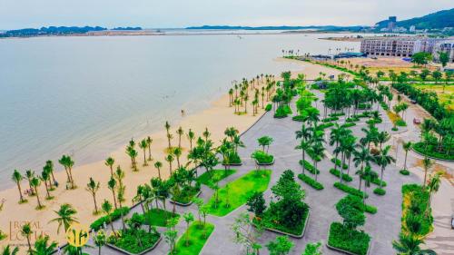 una vista aérea de una playa con palmeras y agua en Garden View 5BR Villa - BBQ, FREE Parking, Marina Beach en Ha Long