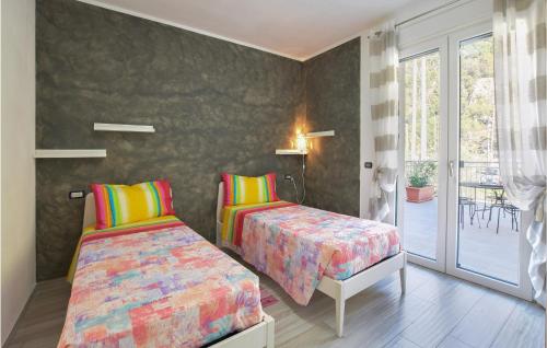 1 Schlafzimmer mit 2 Betten und einem Balkon in der Unterkunft Nonna Maria in Dubino