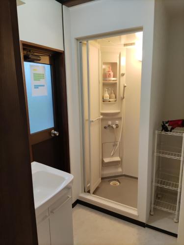 ein Badezimmer mit Waschbecken und Toilette in der Unterkunft シェアハウスの和室or洋室 24時間スーパー徒歩5分 共同ワークスペース有 in Gifu