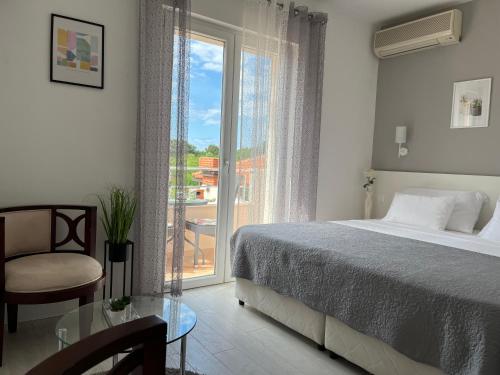 1 dormitorio con 1 cama y puerta corredera de cristal en Soko Apartments & Rooms, en Zaton