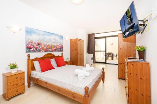 een slaapkamer met een bed met een teddybeer erop bij Sea Bliss Studio Apartment close to the sea - by Getawaysmalta in St Paul's Bay