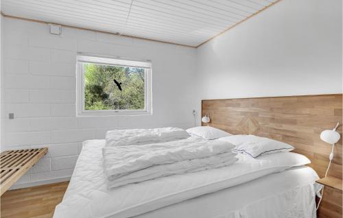 Vester SømarkenにあるMalurtの白いベッドルーム(大型ベッド1台、窓付)