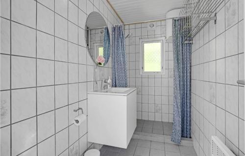 Vester SømarkenにあるMalurtの白いタイル張りのバスルーム(シンク、鏡付)