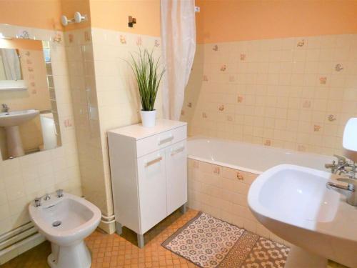 a bathroom with a toilet and a sink and a tub at Appartement Saint-Lary-Soulan, 2 pièces, 4 personnes - FR-1-457-218 in Saint-Lary-Soulan