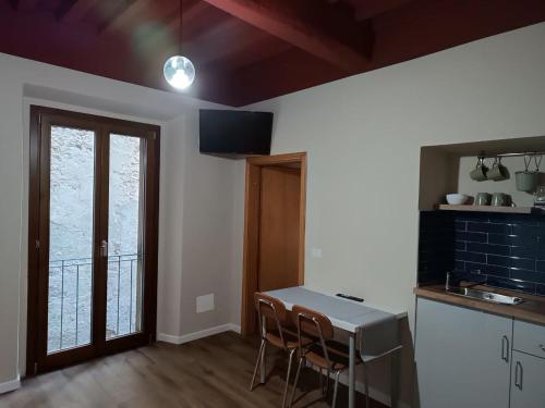 - une cuisine avec une table et des chaises dans la chambre dans l'établissement 44 Ricci, à Anghiari