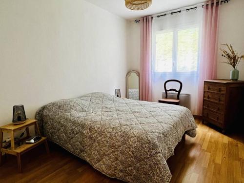 康博莱班Cambo: T2 Confortable avec Terrasse et Parking - FR-1-495-124的一间卧室配有床、窗户和梳妆台