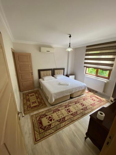 トラブゾンにあるMenekşe Apart 2のベッドルーム(大型ベッド1台、窓付)