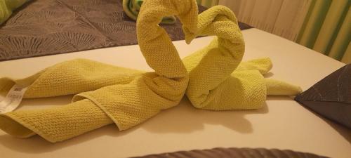 una toalla amarilla sobre una mesa en Apartments Ars Vivendi, en Trogir