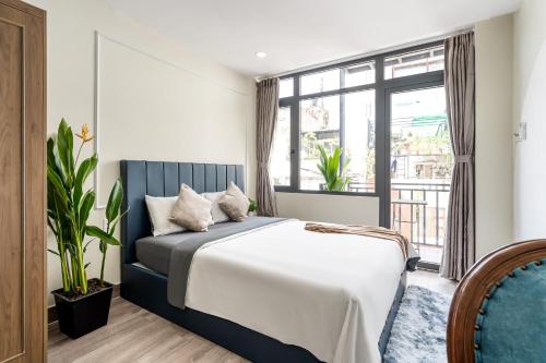 sypialnia z łóżkiem i dużym oknem w obiekcie Jan Hostel Central Point w Ho Chi Minh