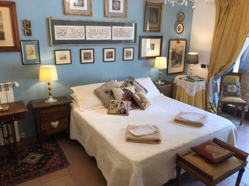 una camera da letto con un letto con immagini appese al muro di La passeggiata a Spoleto