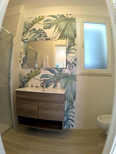 ein Bad mit einem Waschbecken und einem Spiegel in der Unterkunft Villa Alice in Molfetta