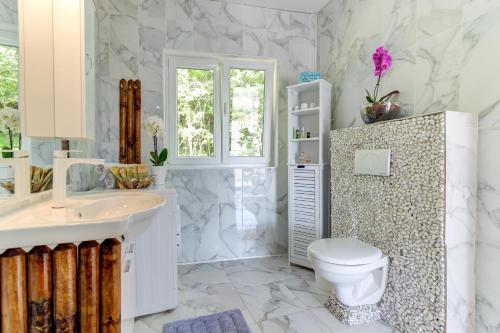 biała łazienka z toaletą i umywalką w obiekcie Casa Memory w Crikvenicy