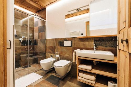 uma casa de banho com um WC, um lavatório e um chuveiro em Koflhof Urlaub auf dem Bauernhof em Aldino
