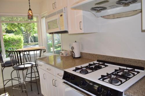 Η κουζίνα ή μικρή κουζίνα στο Palo Alto 1 Bedroom Near Stanford University