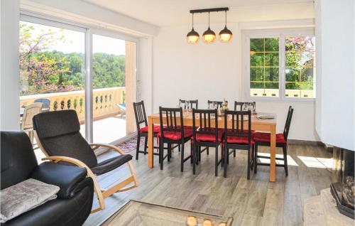 Χώρος καθιστικού στο Lovely Home In Beauregard-De-Terrasso