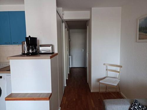 a kitchen with a counter and a chair in a room at Le Voilier - 200m du port - Calme in La Trinité-sur-Mer