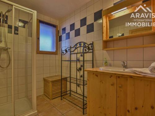 een badkamer met een douche en een wastafel bij Chalet Le Grand-Bornand, 7 pièces, 12 personnes - FR-1-391-30 in Le Grand-Bornand