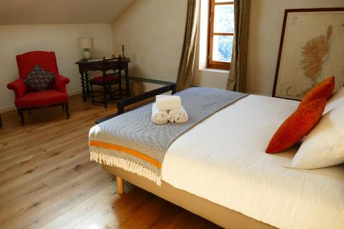 a bedroom with a bed with two towels on it at Casa Surgente in Carcheto