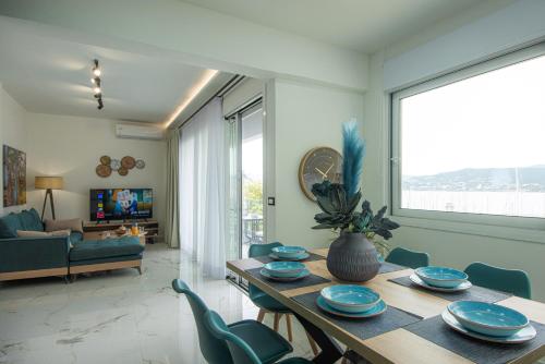 sala de estar con mesa de madera y sillas en Nicolas Exclusive Apartment, en Agios Nikolaos