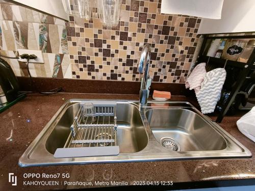 eine Küchenspüle mit einem Wäscheständer in der Unterkunft 2 BR luxury type Condo Unit in Manila
