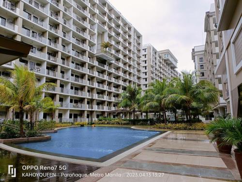 einem Pool vor einem großen Apartmenthaus in der Unterkunft 2 BR luxury type Condo Unit in Manila
