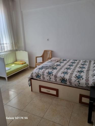 sypialnia z łóżkiem i krzesłem w obiekcie RAINFORT APART salda gölü kiralık apart w mieście Yeşilova