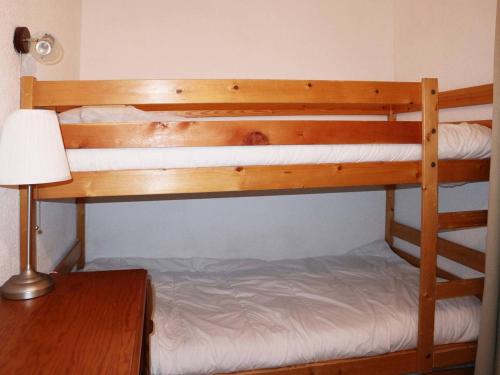 2 lits superposés dans un dortoir avec une lampe et une table dans l'établissement Studio skis aux pieds, 4 pers, centre station, animaux admis - FR-1-322-515, aux Orres