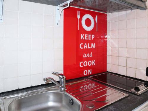 un panneau sur le mur au-dessus d'un évier de cuisine dans l'établissement Studio skis aux pieds, 4 pers, centre station, animaux admis - FR-1-322-515, aux Orres