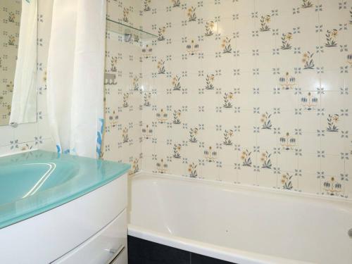 une salle de bain avec une baignoire et un lavabo dans l'établissement Studio skis aux pieds, 4 pers, centre station, animaux admis - FR-1-322-515, aux Orres