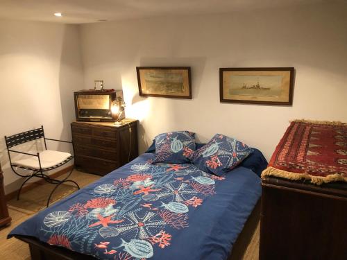 1 dormitorio con 1 cama con edredón azul en appartement centre ville en Boulogne-sur-Mer