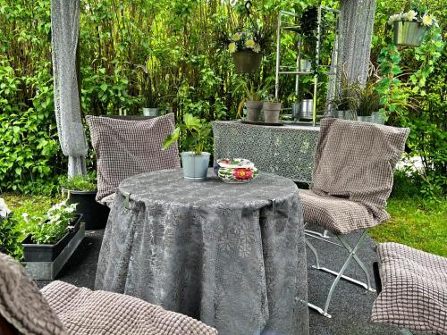 a table with two chairs and a table with at Dependance Villa Komposch adults only in Reifnitz