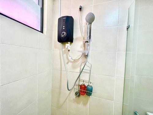 G3 1-6Pax Cozy Home Sunway Medical Center GEO Wifi 2QBeds في Kampong Penaga: دش مع مجفف هواء وميكرفون