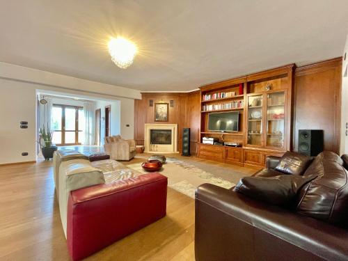 een woonkamer met een bank en een tv bij HOLIDAY HOUSE VILLA CAMILLA Luxury Apartment in Perugia