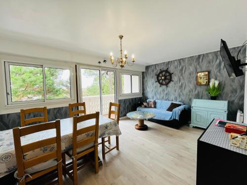un salon avec une table et une salle à manger dans l'établissement Appartement pinède et océan, à Saint-Jean-de-Monts