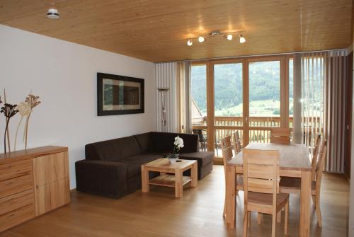 uma sala de estar com um sofá e uma mesa em Premium Appartements Di Bora em Sankt Michael im Lungau