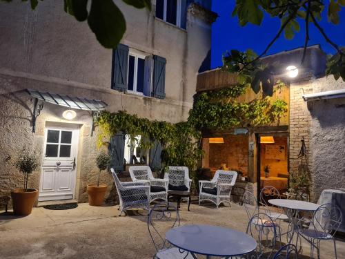 Το κτήριο όπου στεγάζεται  the country house