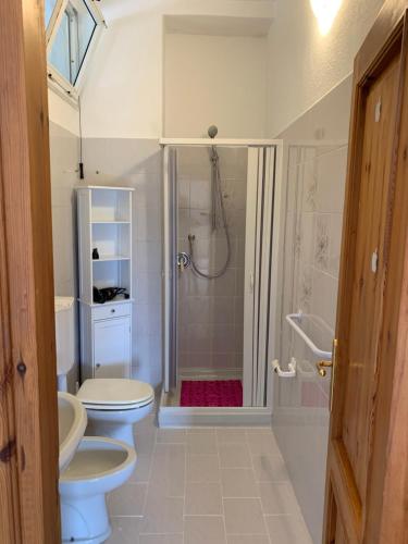 y baño con 2 aseos y ducha. en Casa Colomba Sant'Angelo, en Isquia