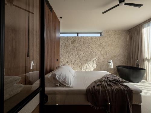 Katil atau katil-katil dalam bilik di Pnoe Villas - Seafront Experience