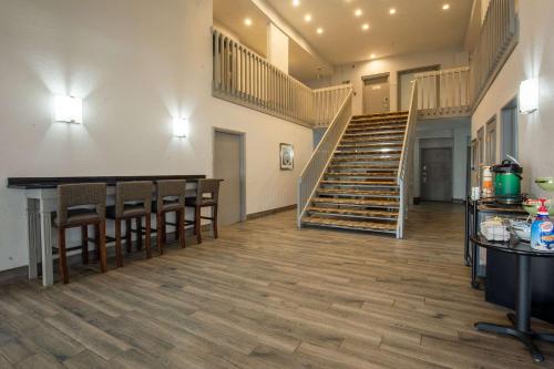 une pièce avec un escalier, une table et des chaises dans l'établissement Quality Inn & Suites Portage Central, à Portage