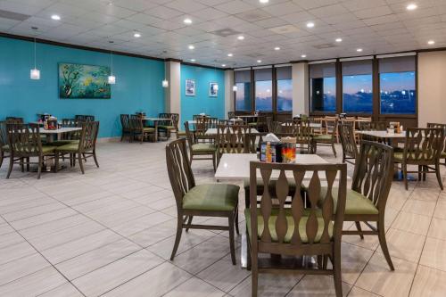 una sala da pranzo con tavoli, sedie e pareti blu di Wyndham Corpus Christi Resort North Padre Island a Corpus Christi