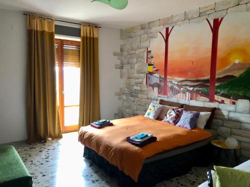 una camera da letto con un letto e un dipinto sul muro di La Vista a Calitri