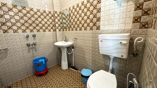 ダラムシャーラーにあるMountain Vistaのバスルーム(トイレ、洗面台付)