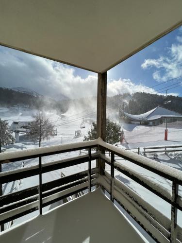 desde el balcón de una estación de esquí en la nieve en STUDIO CENTRE STATION - REFAIT A NEUF 4 PERSONNES, en Laveissière