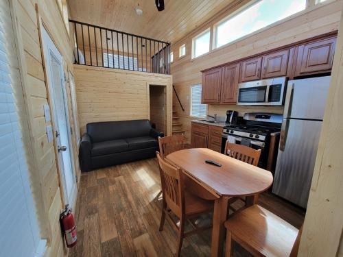 uma pequena cozinha com uma mesa numa pequena casa em 080 Tiny Home nr Grand Canyon South Rim Sleeps 8 em Valle