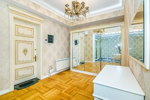 バクーにあるBaku Apartment M4のシャワーとガラスドア付きの広い客室です。