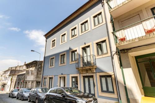 a building with cars parked in front of it at São Sebastião Apartment By Sé Apartamentos in Braga