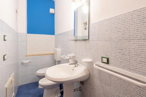 アルカモ・マリーナにあるCasa Azzurraの白いバスルーム(洗面台、トイレ付)