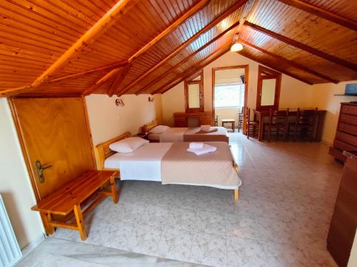 1 dormitorio con 2 camas en una habitación en Port view Studios, en Vathí - Ítaca