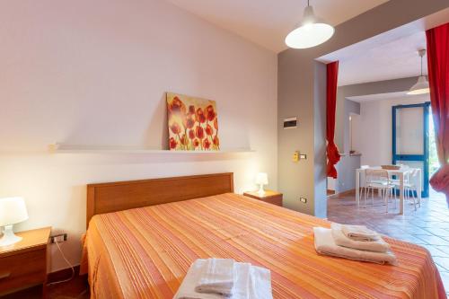 アルカモ・マリーナにあるCasa Azzurraのベッドルーム1室(ベッド1台、タオル2枚付)